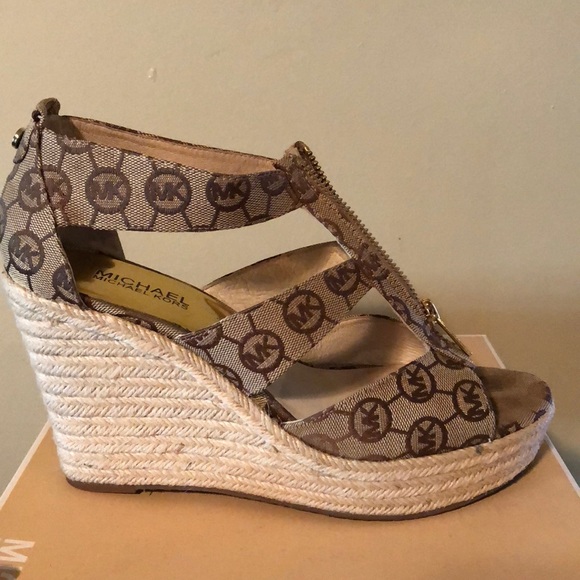 Michael Kors - Picture 2 of 7